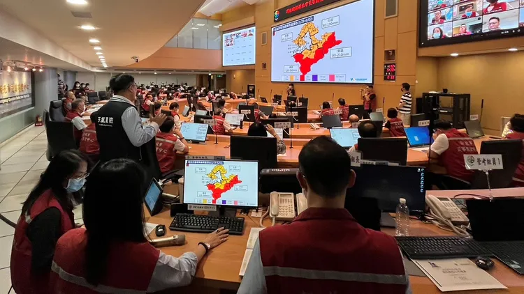 新北市政府各局處彙報防颱準備狀況。新北市消防局提供