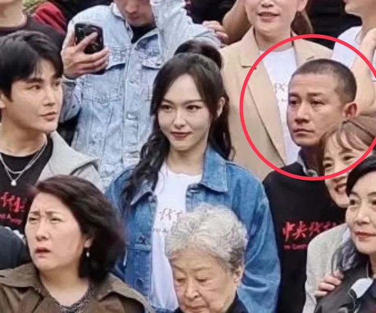 文章近日參加同學會，站在女星唐嫣旁，宛如是路人大叔。翻攝美顏濾鏡粉碎機真實很美好微博