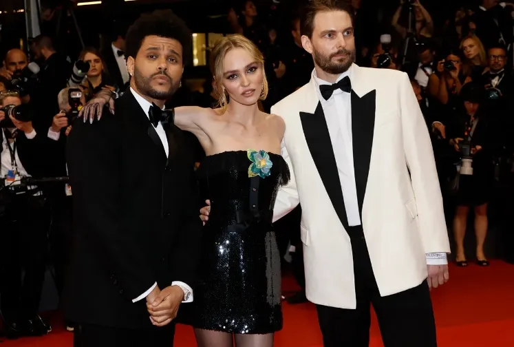 威肯（左起）、莉莉蘿絲戴普主演山姆李文森打造的爭議新劇《偶像漩渦》。美聯社