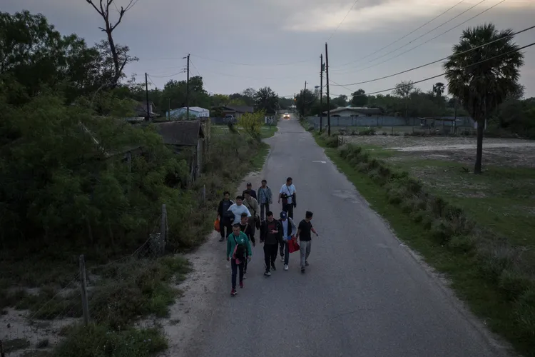 一群中國移民4月4日循陸路進入德州邊境。路透社