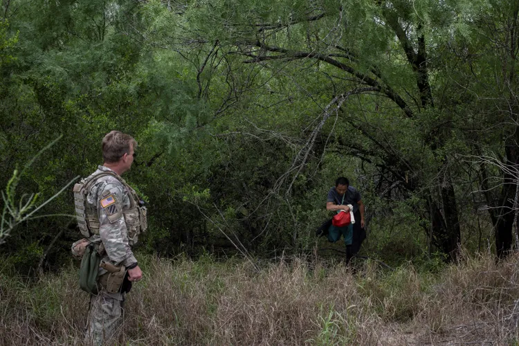 德州陸軍國民兵4月5日在美墨邊境發現躱匿的中國偷渡客。路透社