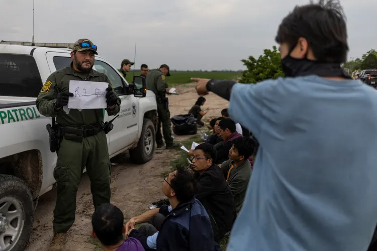 邊境巡警4月2日攔截一批中國偷渡客，查獲一張以中文寫有「民主、自由」的紙張。路透社