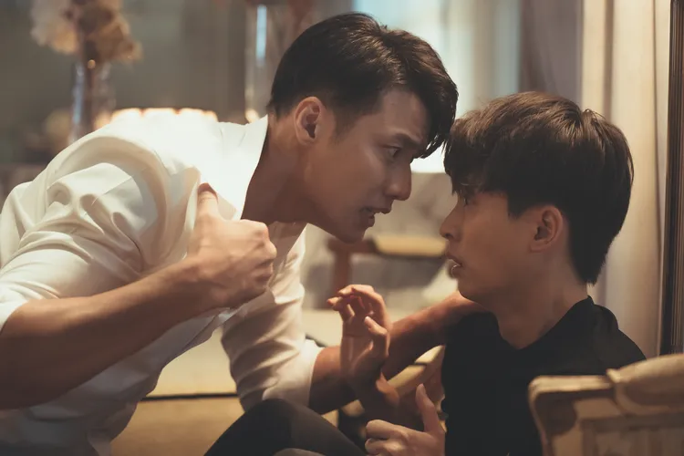 張睿家（左）和石知田對戲。八大提供