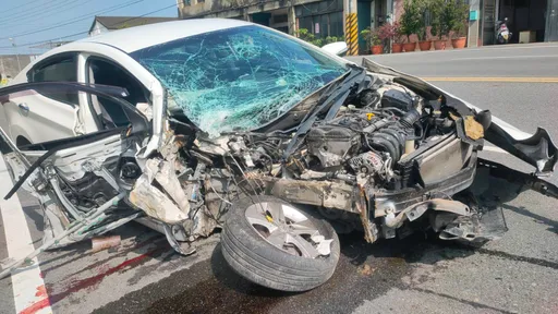 苗栗頭屋轎車自撞電線桿 車毀2人受困!撞擊影片曝光