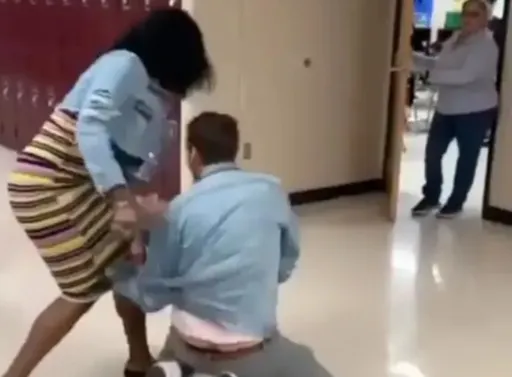 老師妥協吧!收走學生作弊手機被打臉、噴胡椒水 網友:第3次可能開槍了