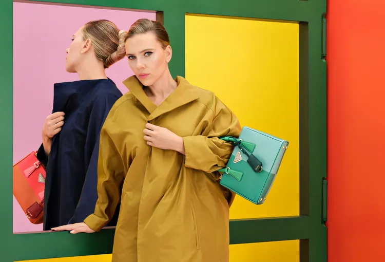 好萊塢女星史嘉蕾約翰森出演PRADA以「The Glass Age」為題的最新Galleria手袋形象廣告。品牌提供