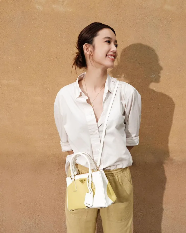 想像力豐富的女星陳庭妮，把Galleria手袋上綴飾的鵝黃色塊比作太陽和蛋黃。翻攝chen_ting_ni IG
