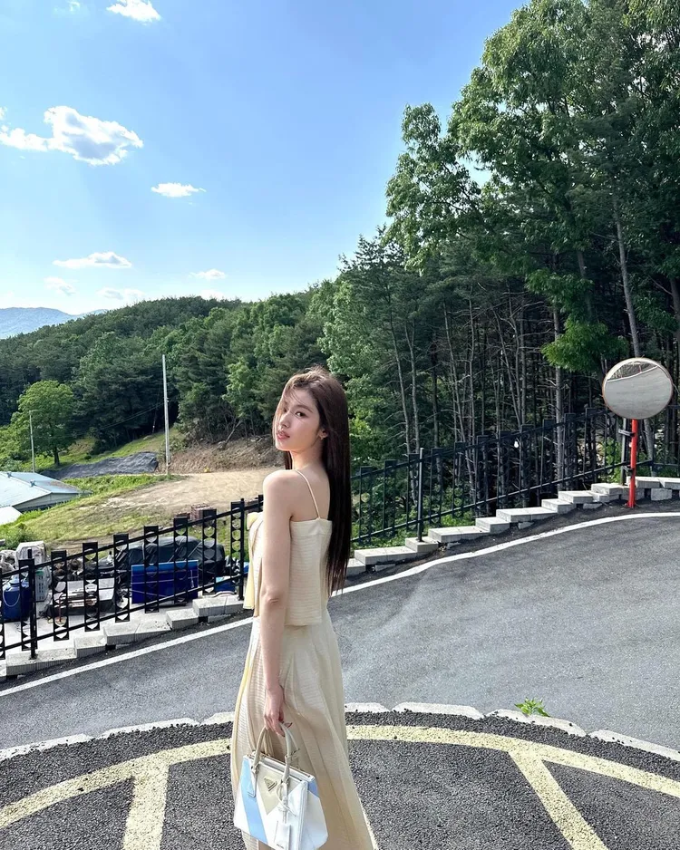 韓團TWICE日本成員Sana以洋溢度假風情的裙裝，搭配有著清爽藍綠色塊的特別款Galleria手袋。翻攝twicetagram IG