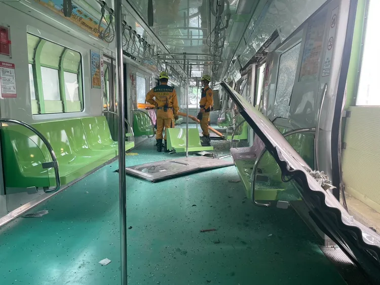 車廂內部一片狼藉。民眾提供