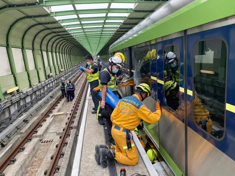 死者林女在車廂下方軌道上被發現，中捷公司研判應有外力撞擊，正調閱車廂監視器釐清。民眾提供