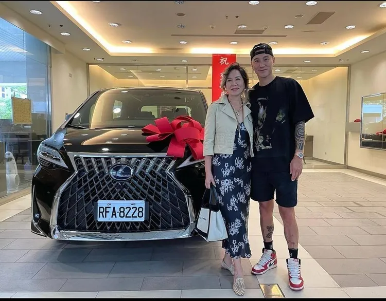 王陽明送岳母名車。翻攝蔡媽媽臉書