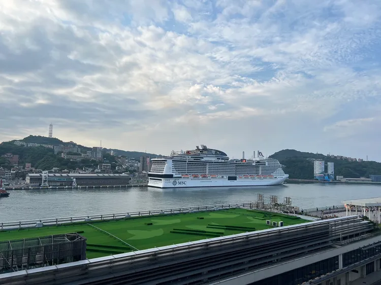 地中海榮耀號造價超過105億歐元，2019年正式命名下水服役。民眾提供