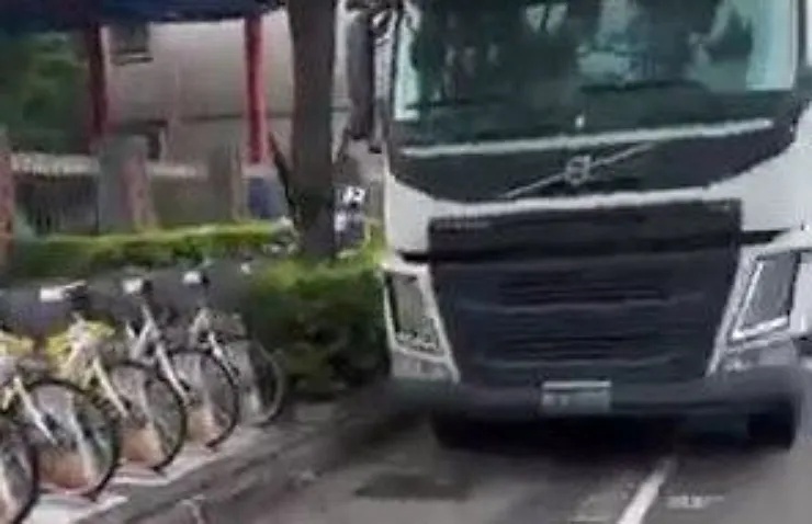 民眾拍下砂石車怠速停車情形。翻攝自臉書社團「愛新莊我是新莊人」