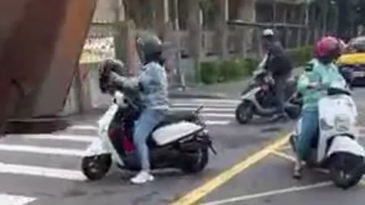 砂石車怠速停校門旁 家長小孩被迫吸廢氣!新莊警加強取締