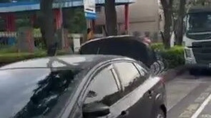 民眾拍下砂石車停在家長接送區怠速停車。翻攝自臉書社團「愛新莊我是新莊人」