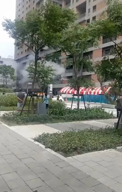廣慈社會住宅今午1處興建工地突然冒出陣陣黑煙，還好警消及時撲滅火勢。翻攝畫面