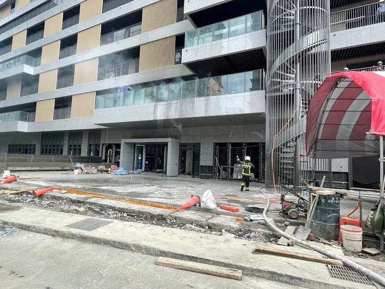 廣慈社會住宅今午1處興建工地突然竄出火舌，還好警消及時撲滅火勢，並無人傷亡。翻攝畫面