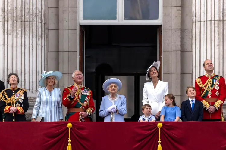 女王去年6月登基70年白金禧慶典，率王室成員在白金漢宮陽台欣賞空軍分列式，但少了哈利夫婦和安德魯王子。資料照片