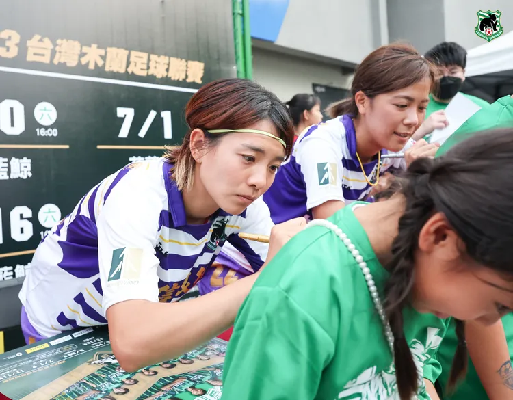 陽信女足球員替球迷簽名。翻攝畫面