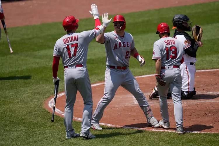 特勞特(中)敲出第10轟後，與大谷翔平(左)擊掌。美聯社