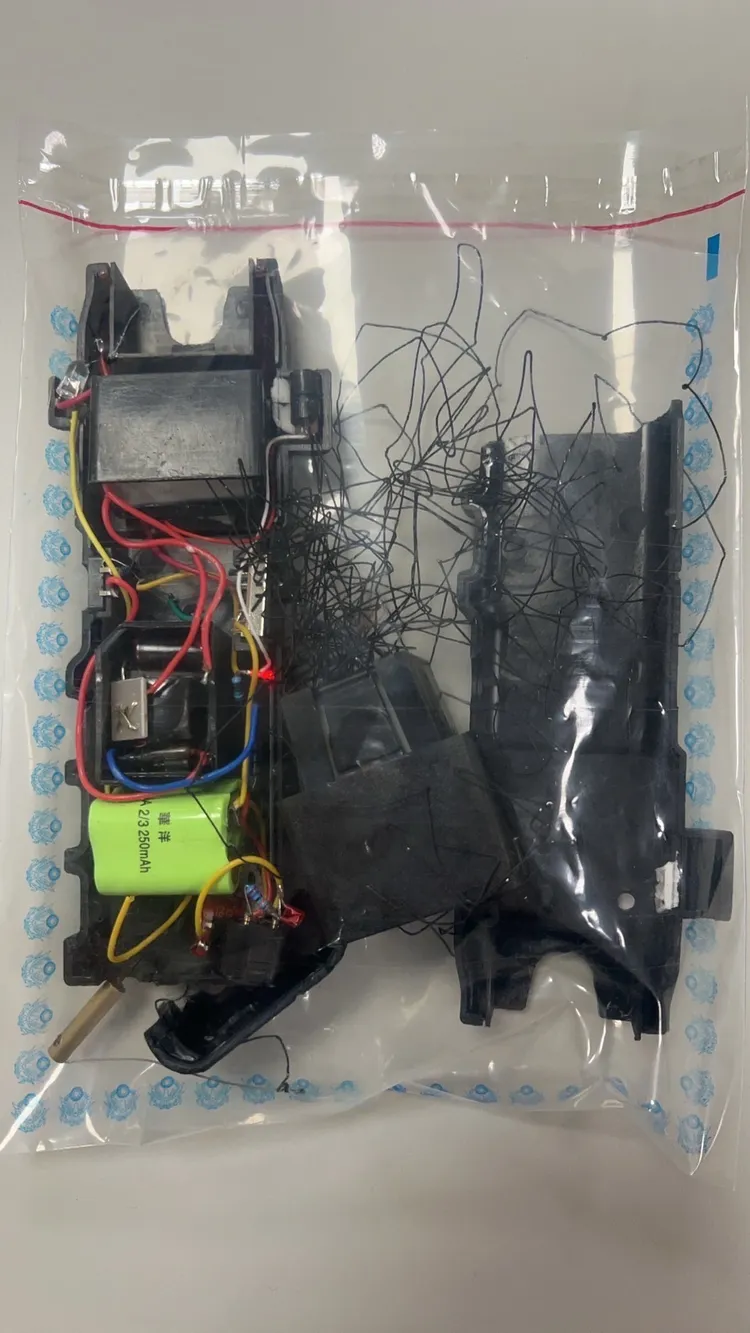 警方起出犯案用的電擊槍。蘆洲警分局提供