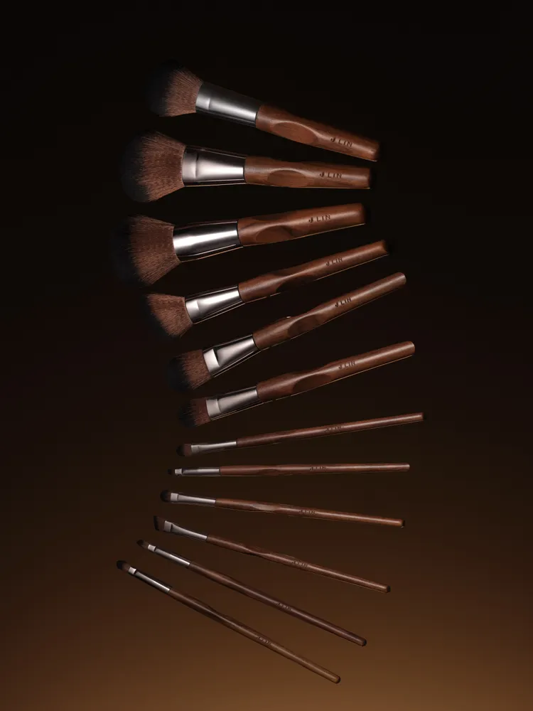 系列12款刷具，蜜粉刷759元、腮紅／蜜粉兩用刷499元、提亮腮紅刷459元、斜粉粉刷329元、粉底刷L／M249元、長毛眼影刷M／S199元、遮瑕刷199元、斜眼唇刷199元、斑點細節刷199元、唇刷199元。品牌提供