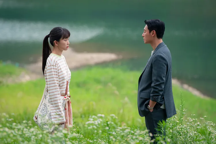 金東旭（右）劇中利用時光機從2021年穿越1987年，卻因為撞到秦基周，2人一起被困在1987年。friDay影音提供