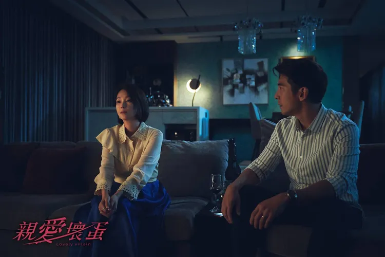 修杰楷（右）和六月在劇中是一對怨偶。TVBS提供