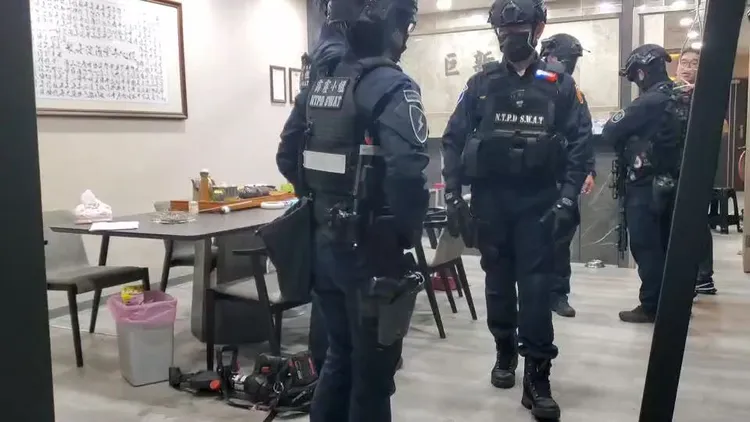 新北警前往巨新當鋪攻堅。民眾提供