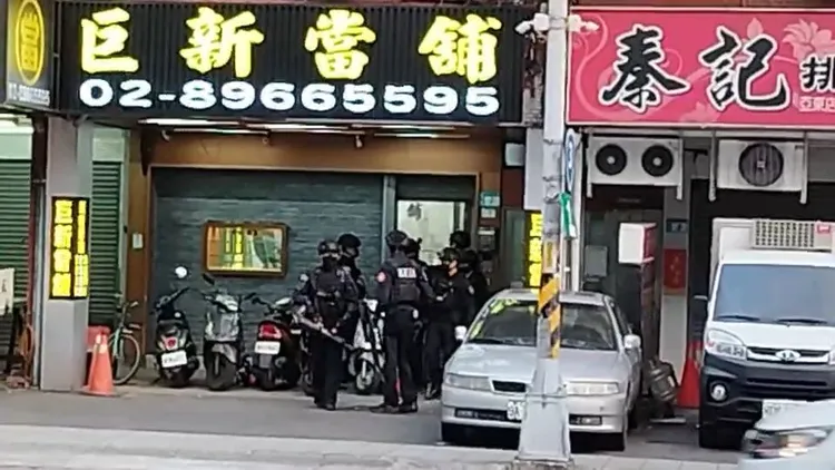 警方全副武裝前往攻堅。民眾提供