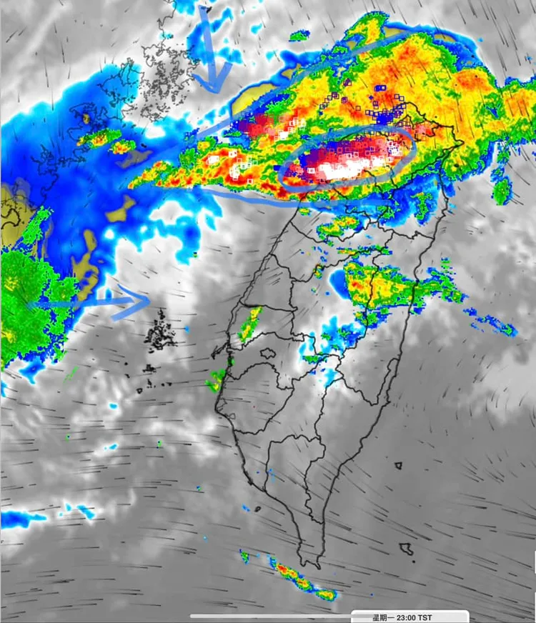22日深夜11時雷雨胞仍在發展中。取自彭啟明臉書