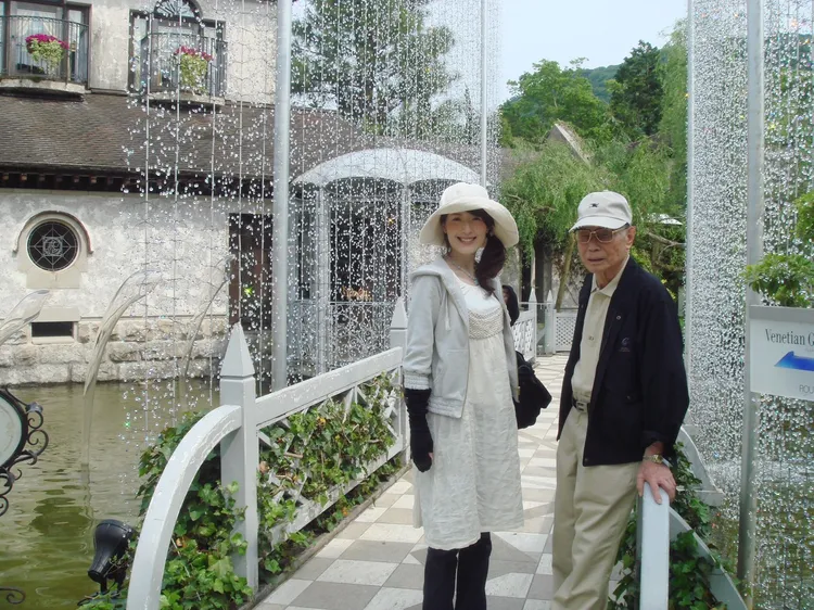 楊思敏（左）曾陪已逝的爺爺到日本各地旅遊。本人提供