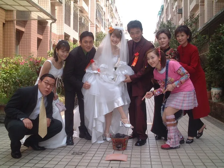 楊思敏（中，穿婚紗者）曾拍過《家有日本妻》等戲劇。本人提供