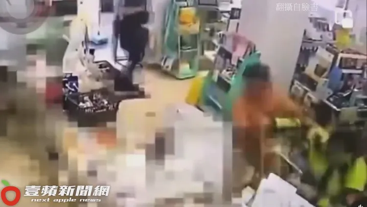 朱男又再回過頭攻擊螢光外套警。翻攝自臉書