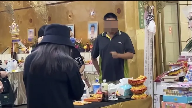 事發第六天，肇事婦人前往靈堂。讀者提供