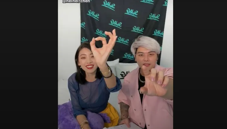 內內在直播中示意，男生至少要「這麼粗」。翻攝自SWAG直播