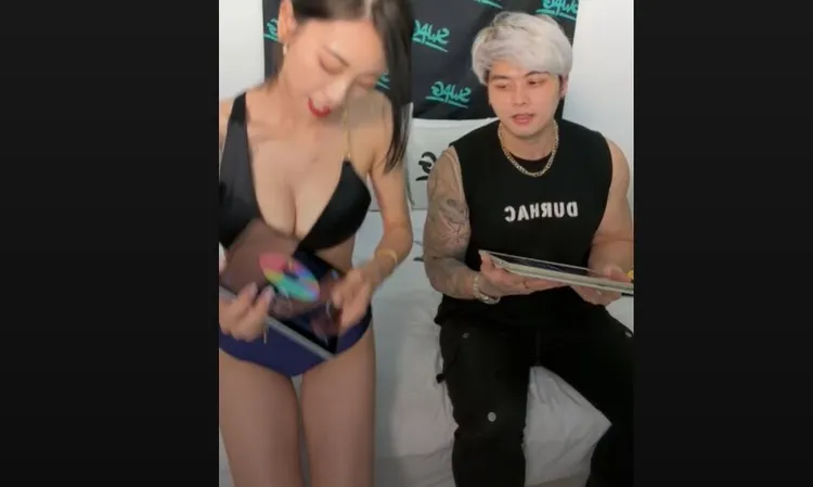 內內穿上黑色比基尼顯露姣好身段。翻攝自SWAG平台。