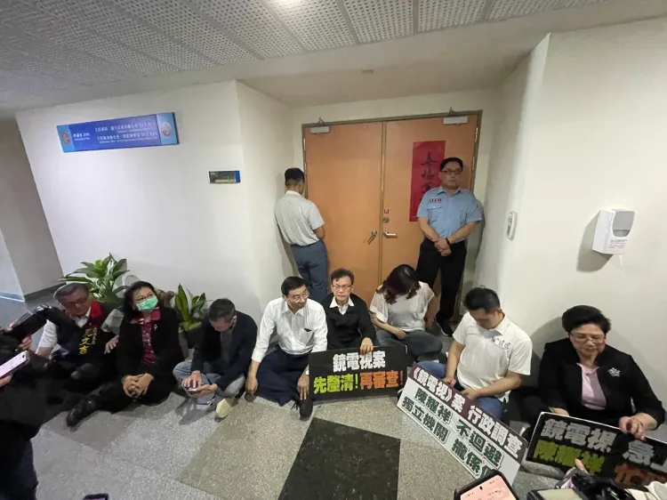 國民黨團今在NCC主委室前靜坐。施昂強攝