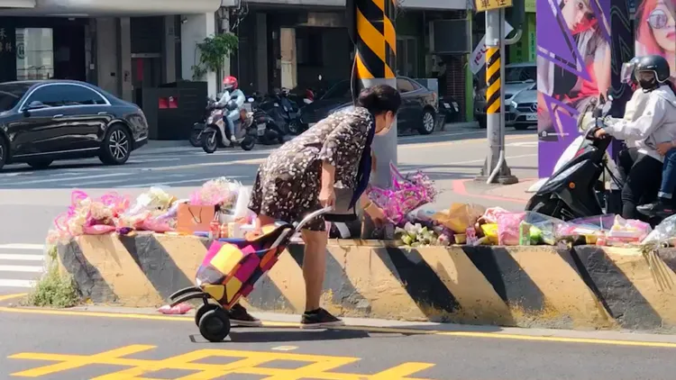 民眾自發到案發現場的分隔島擺放鮮花、玩具致意。讀者提供
