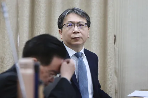 到中國小心被當間諜! 國安局長示警「海關會檢查手機」