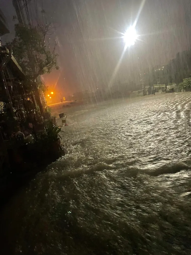 新竹縣新豐鄉上坑村坑子口清晨即降下短時豪雨，馬路上泥水滾滾。翻攝自當事人臉書