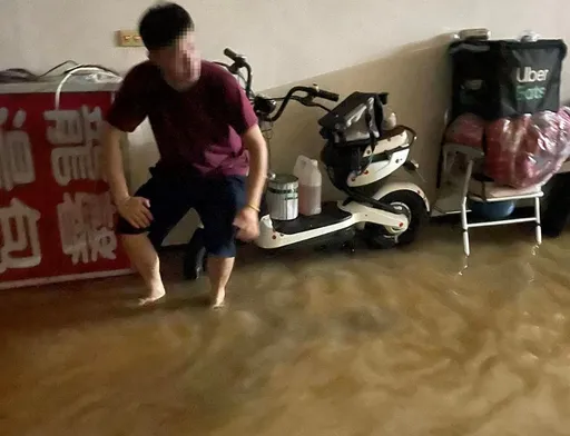 驚見「煙囪雲」!雨炸桃竹3小時破百毫米 新竹民宅淹水畫面曝光