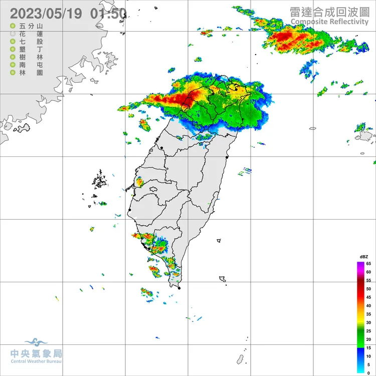 臉書「台灣颱風論壇｜天氣特急」粉專貼出雷達回波突，指「煙囪雲」滯留北台。翻攝自臉書
