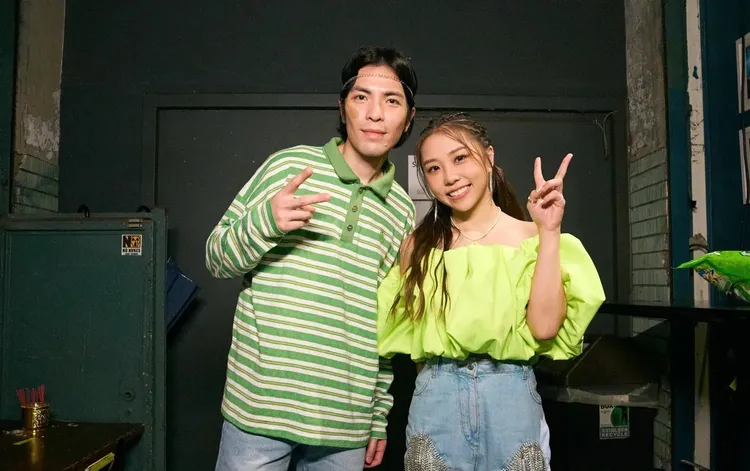 艾薇（右）舉辦售票演唱會，蕭敬騰也現身力挺。環球提供