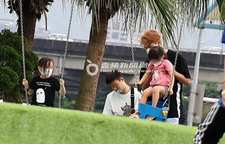 歐弟（右）一把抱起女兒離開盪鞦韆座位。特勤中心攝