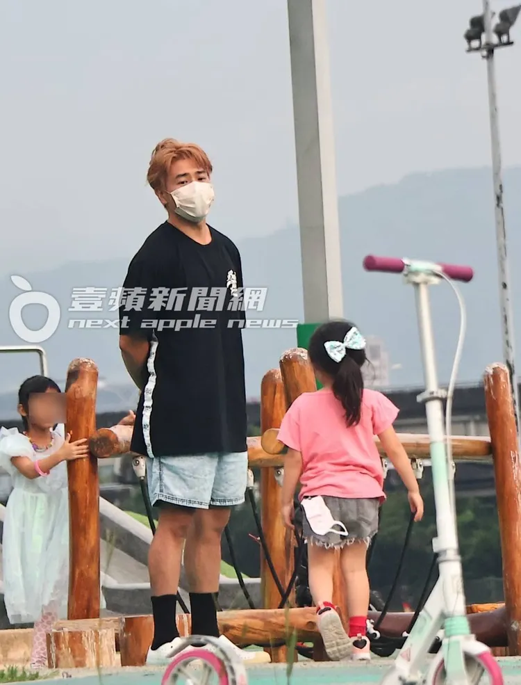 歐弟（左）將手放在後面，眼睛仔細關注著小女兒的一舉一動。特勤中心攝