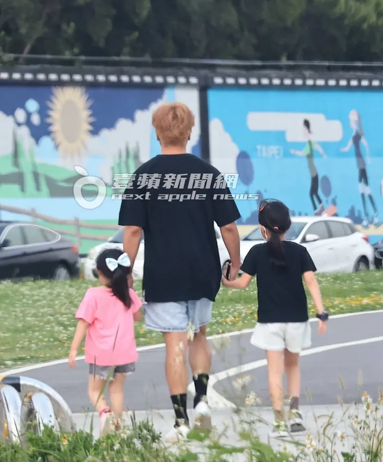 伴著落日餘暉，歐弟（中）雙手分別牽著大小女兒畫面相當溫馨。特勤中心攝