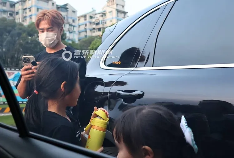 歐弟（左）帶著女兒們到車上拿水瓶喝水補充水份。特勤中心攝