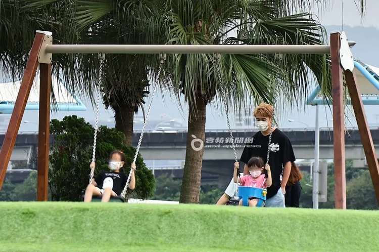 歐弟（右）幫小女兒肉肉推盪鞦韆。特勤中心攝