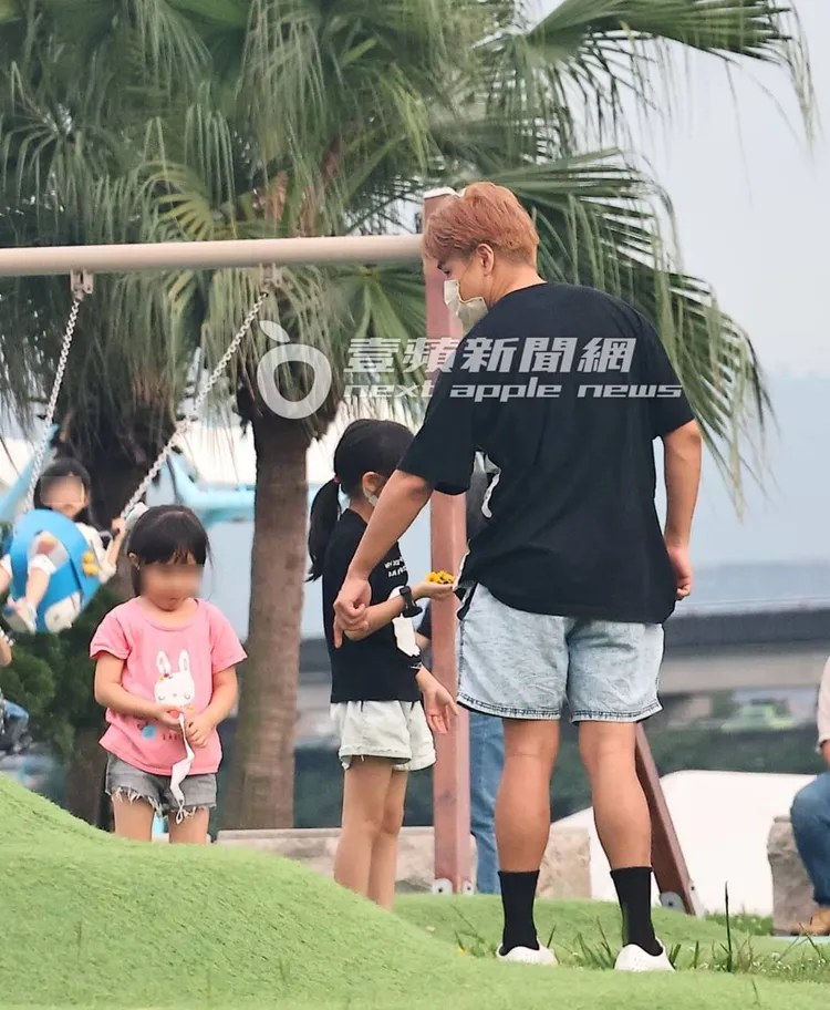 歐弟（右）帶2個女兒來到下個區域玩耍。特勤中心攝